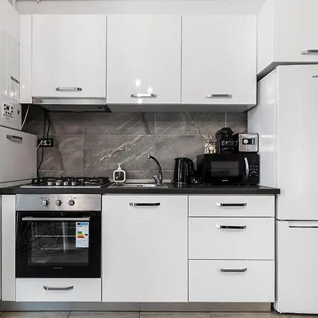 Kellers - Pool & Apartment Navodari